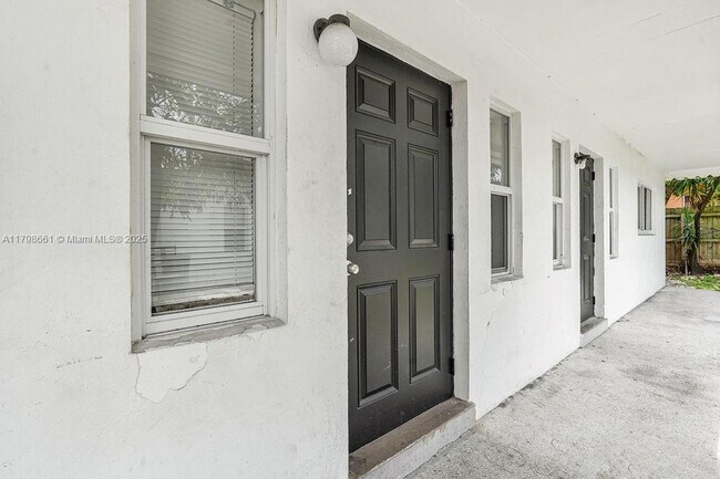 Building Photo - 1960 SW 41st Ave