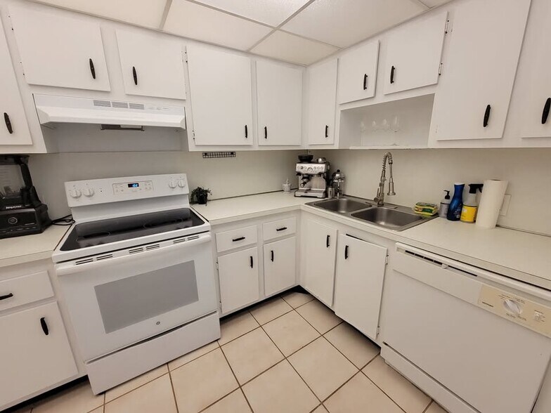 Building Photo - 575 Crandon Blvd