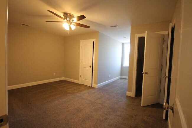 Building Photo - 704 Cobblestone Dr