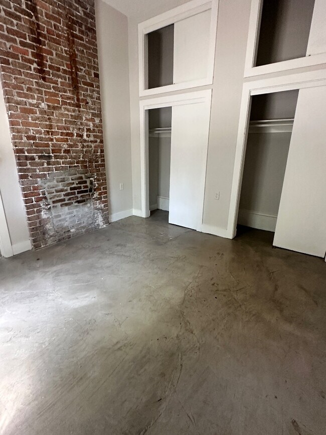Building Photo - Chic 1BR with High Ceilings, In-Unit Laundry, and Courtyard—Near Mid-City Favorites