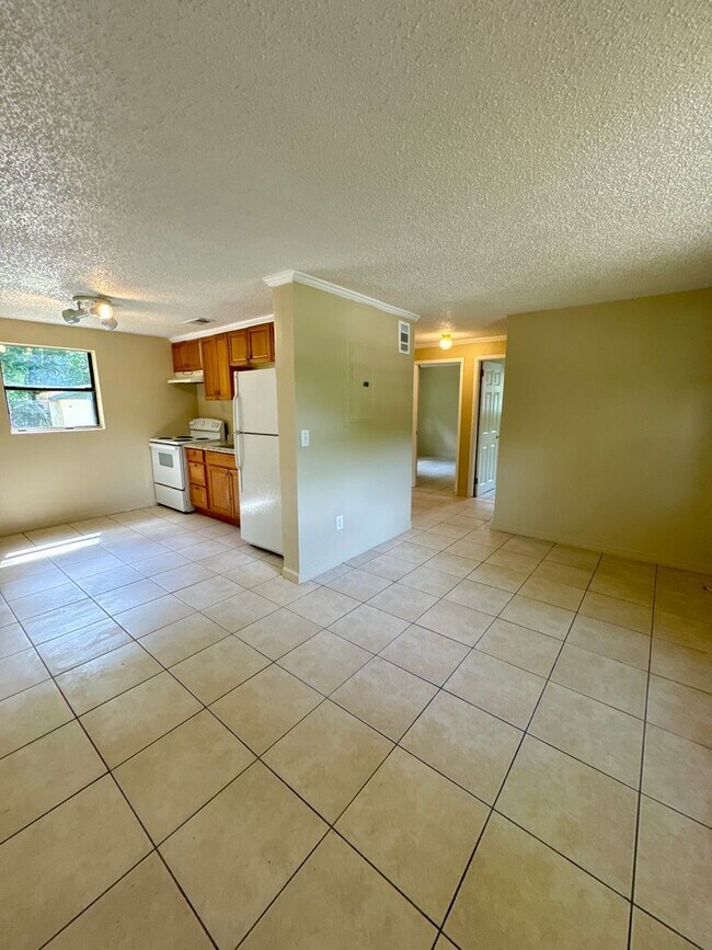 Building Photo - Great 3 Bedroom Available