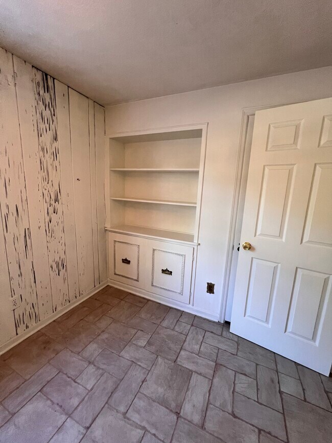 Building Photo - 680 Overland St