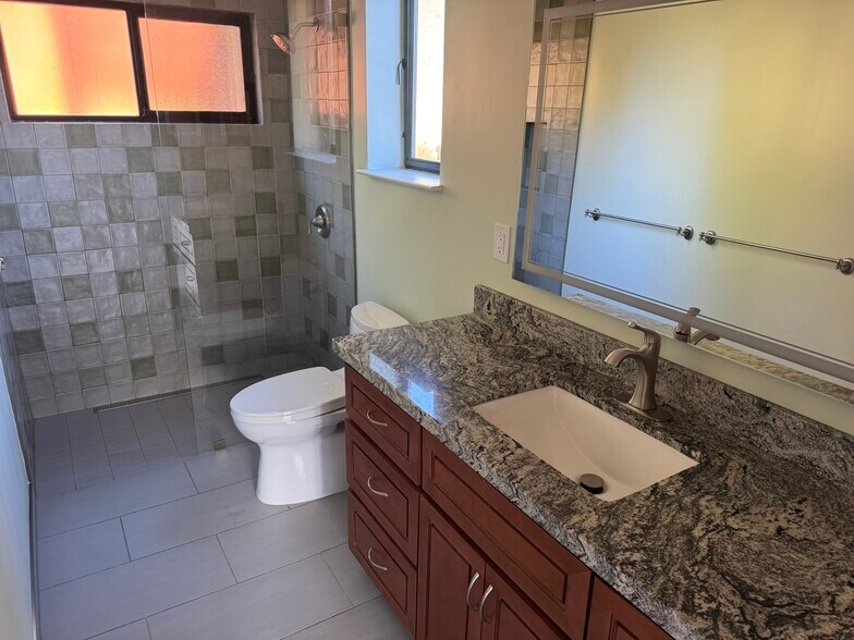 Master bathroom - 371 Carrera Dr