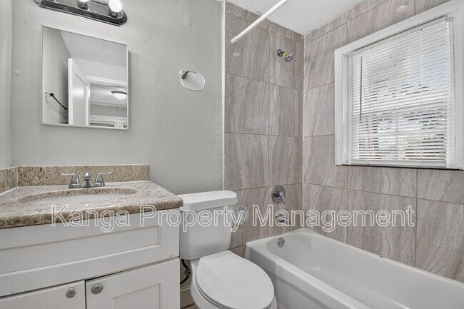 Building Photo - 887 7th St