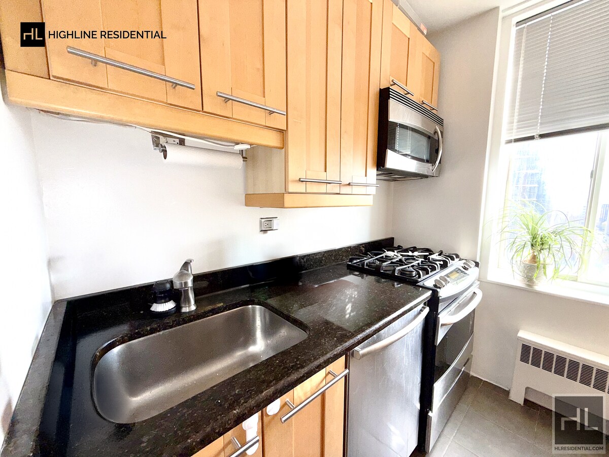 Building Photo - 220 E 65th St