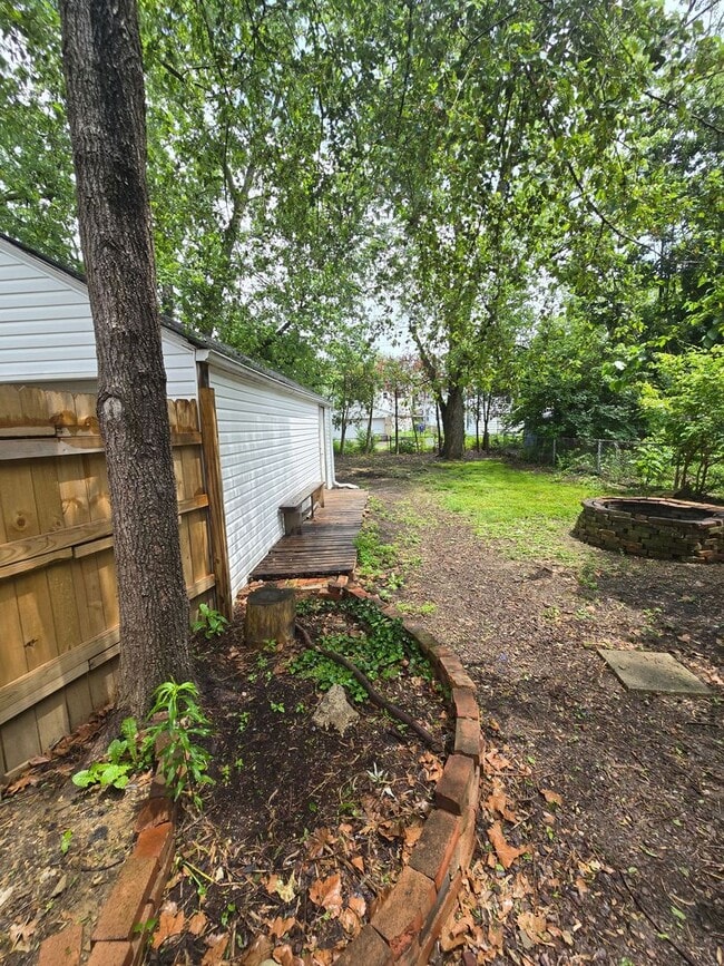 Building Photo - 3 BEDROOM SINGLE FAMILY