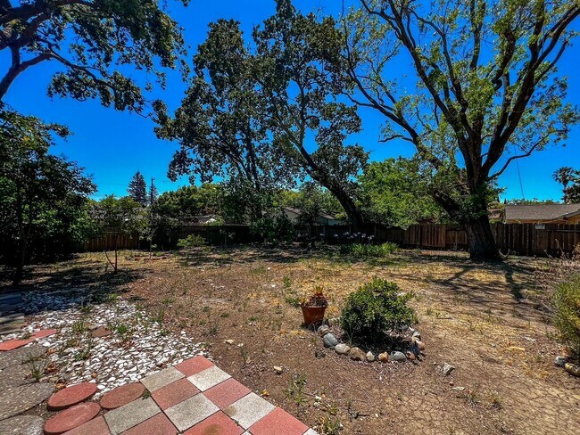 Building Photo - Freshly Renovated 3 Bedroom Home with Large Fenced Yard & Double Garage