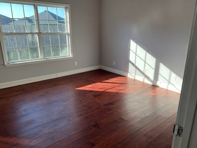 Building Photo - Cozy 3 Bed 2 Bath House! Available August ...