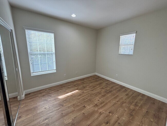 Building Photo - Spacious 4-Bedroom Home with Downstairs Bed/Bath & Full Community Access in Valencia!