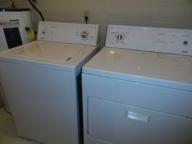 Building Photo - SPACIOUS 2/2 w/ Washer/Dryer (as-is), Sunroom, Fireplace, & More! Available March 1st for $1050/m...