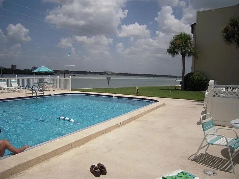 Building Photo - 868 Bayway Blvd