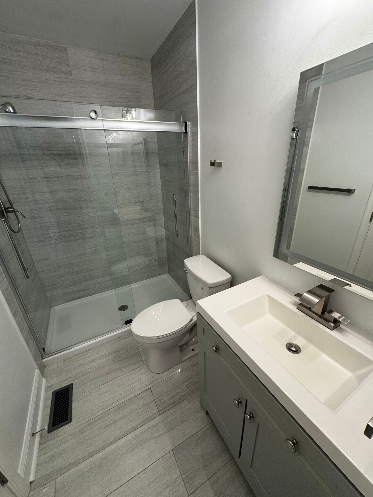Granite countertop - 2448 Lakeview Ave