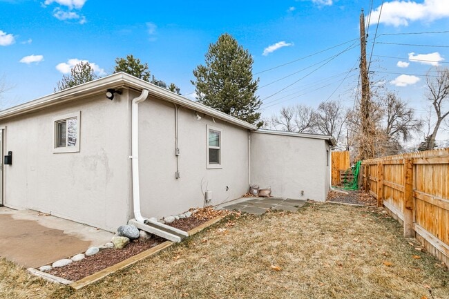 Building Photo - Charming Private 1-Bedroom Carriage House with Modern Amenities in Englewood