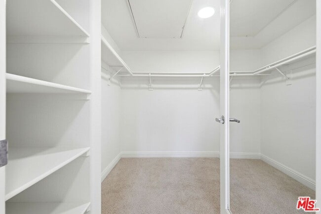 Building Photo - 5831 Seawalk Dr