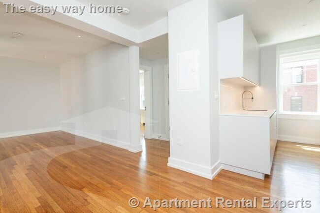 Building Photo - 19 Forest St