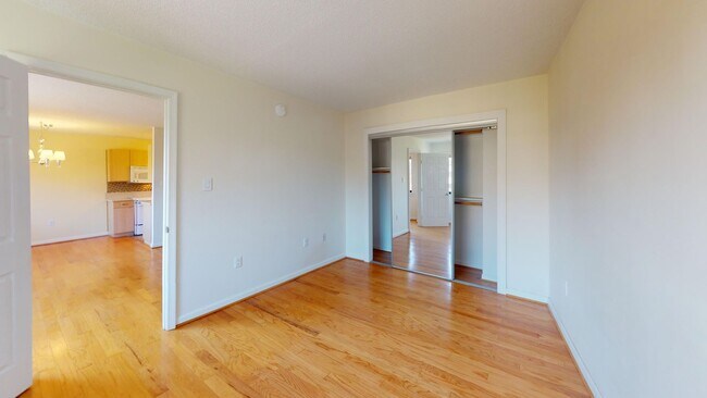 Building Photo - Dupont Circle One Bedroom W/Off Street Par...