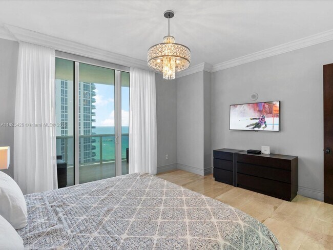 Building Photo - 15901 Collins Ave