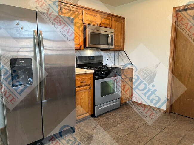 Building Photo - Charming 3 Bedroom