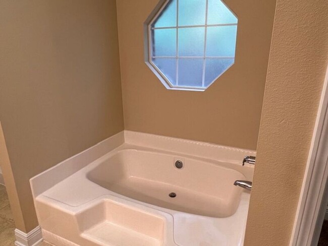 Building Photo - 5654 Colinas Verde Dr