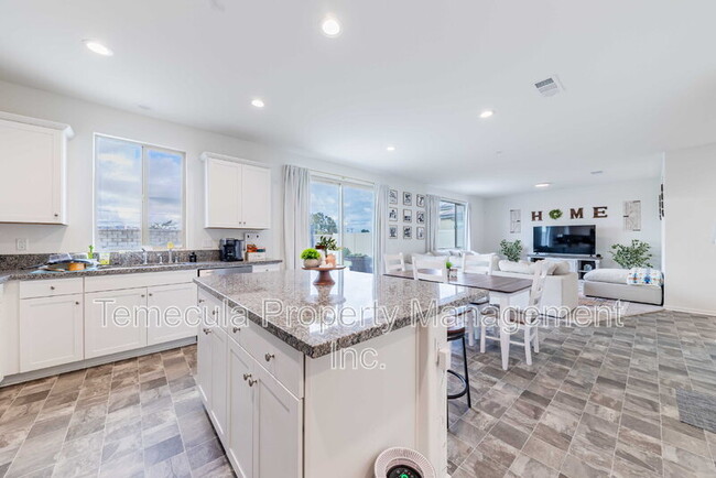 Building Photo - 4872 Goldfinch St