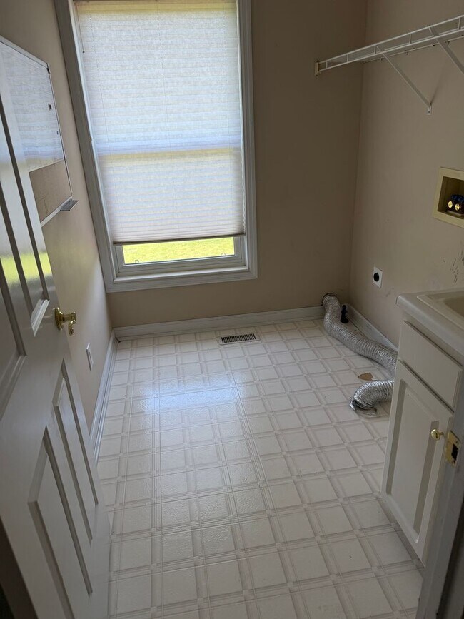 Building Photo - 4BR/3.5BA | Newly Renovated Single Family Home | Large Home is Desirable Pine Run!  Best of Mason
