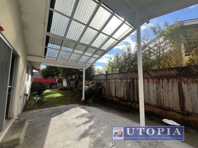 Building Photo - 2 Bed 1 Bath Single Family Home Right Next...