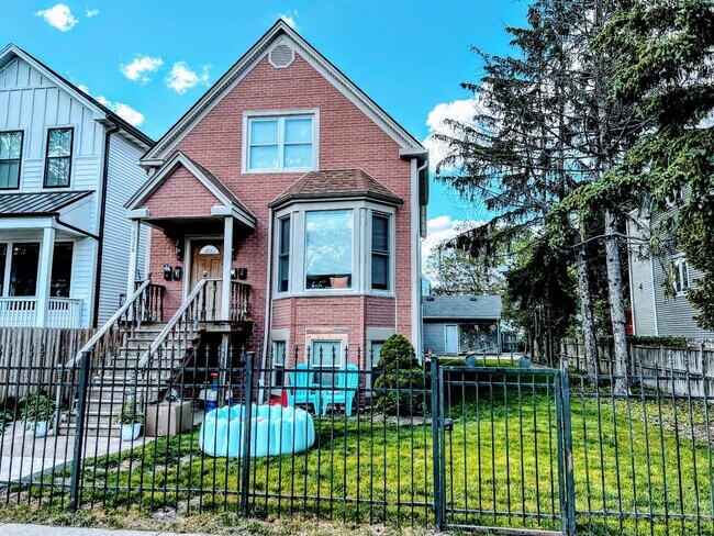 Primary Photo - 5328 W Leland Ave