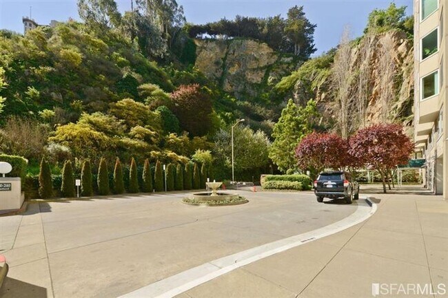 Building Photo - 220 Lombard St