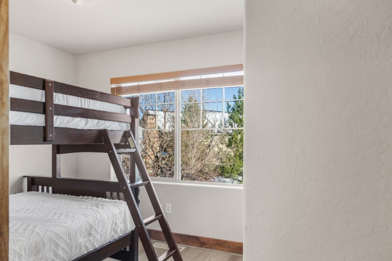 Building Photo - 6095 N Fox Pointe Cir