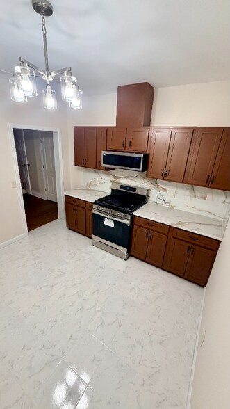 Building Photo - 11 Hillshire Dr