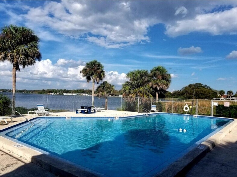 Building Photo - 1836 N Crystal Lake Dr