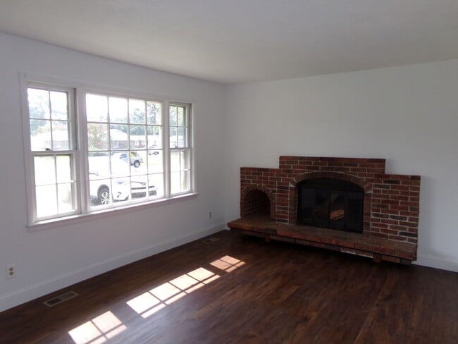 Building Photo - Great Family home