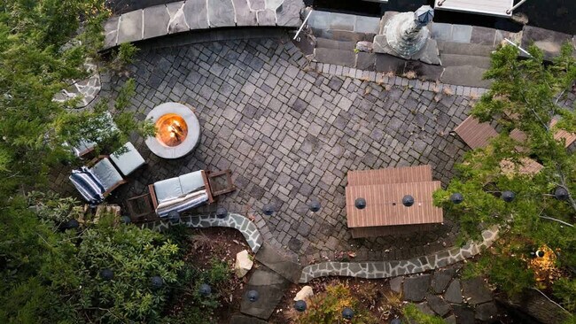 Building Photo - 2046 Lakeside Dr W