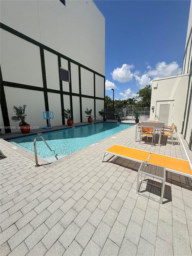 Building Photo - 1045 NE 18th Ave