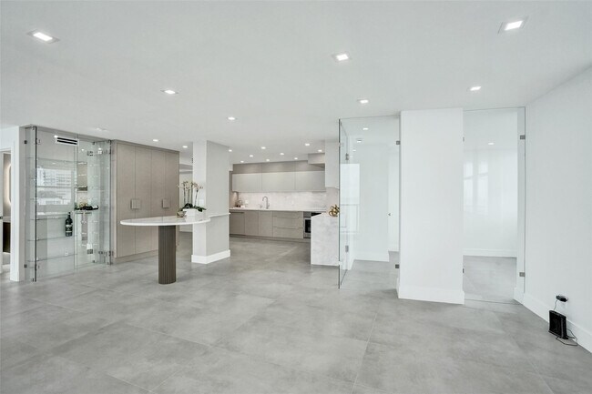 Building Photo - 209 N Fort Lauderdale Beach Blvd