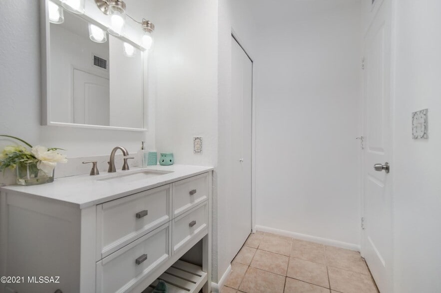 Guest Bath - 1850 N Circulo de la Cienega