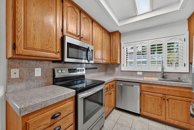 Building Photo - Spacious 2 Bed, 2 Bath Condo in Desirable Northwood