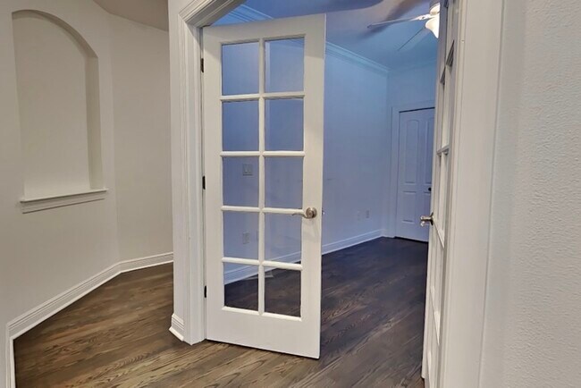 Building Photo - 422 S Habana Ave