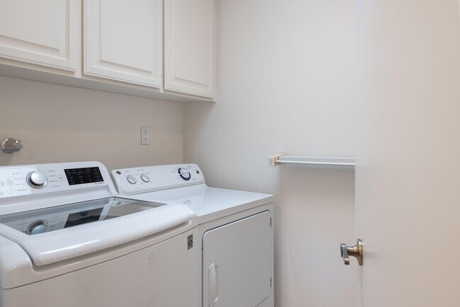 Building Photo - 66 Dartmouth Dr