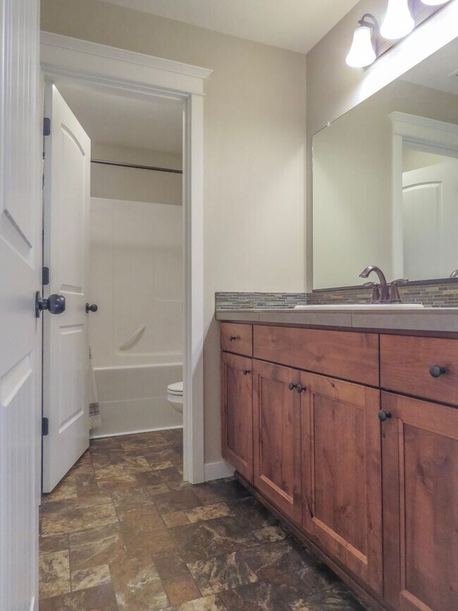 Building Photo - 5 Bedroom 3 Bathroom home available in New...