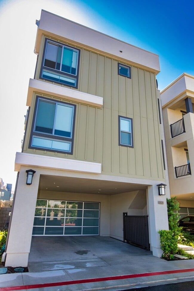 Building Photo - Highly Desired 4 Bedroom Floor Plan in Lig...