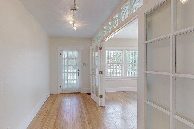 Building Photo - Two Bedroom One Bath home or sweet little ...