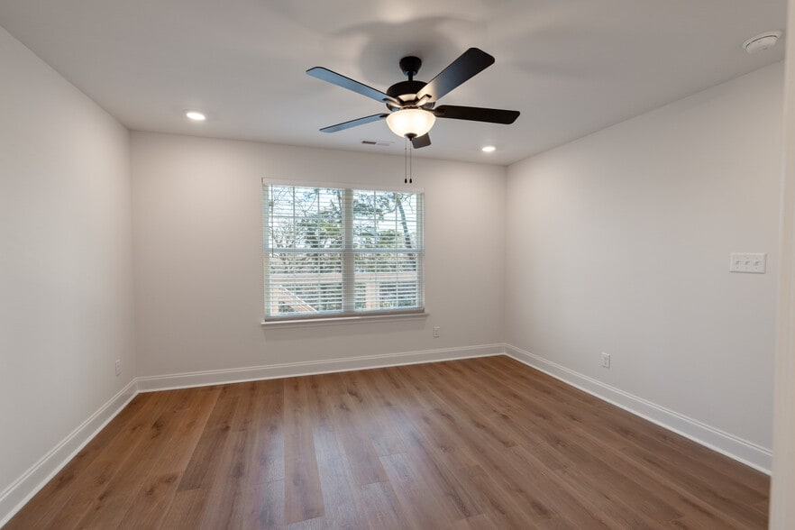 Building Photo - 812 Aubrey Ave