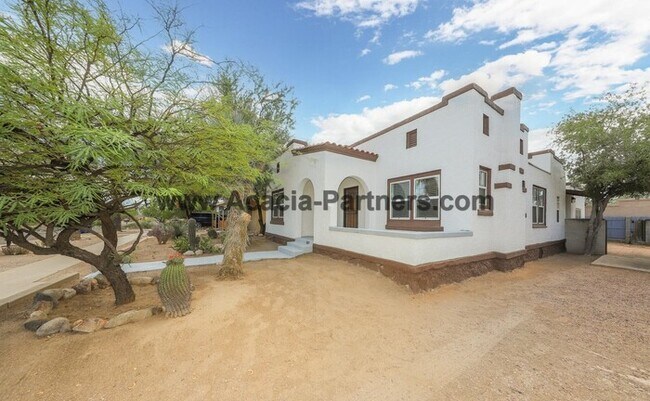Building Photo - Historic Four Bedroom HOme