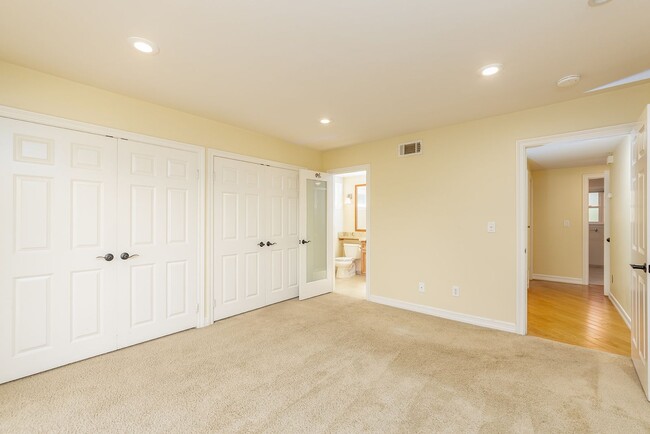 Building Photo - Spacious single level Home with A/C on the Golf Course!