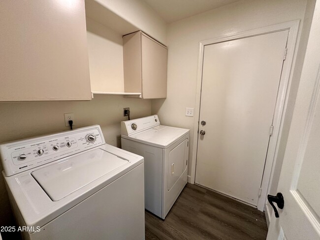 Building Photo - 866 E Morelos St