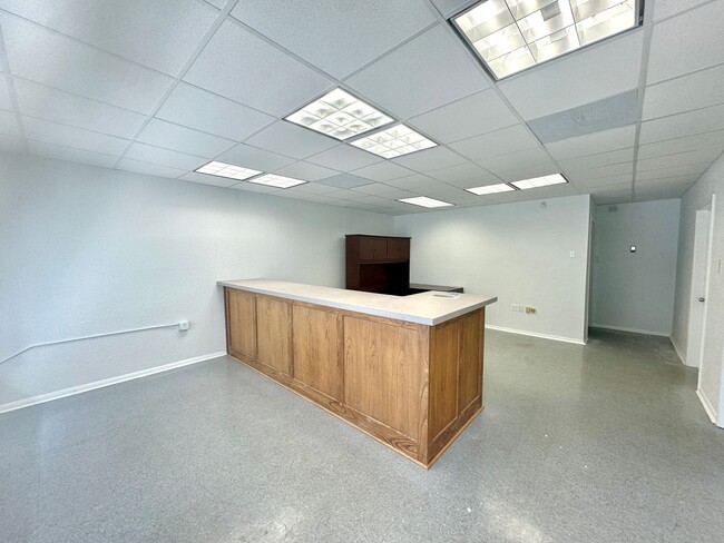 Building Photo - Office Space In Downtown Biloxi! Great Loc...