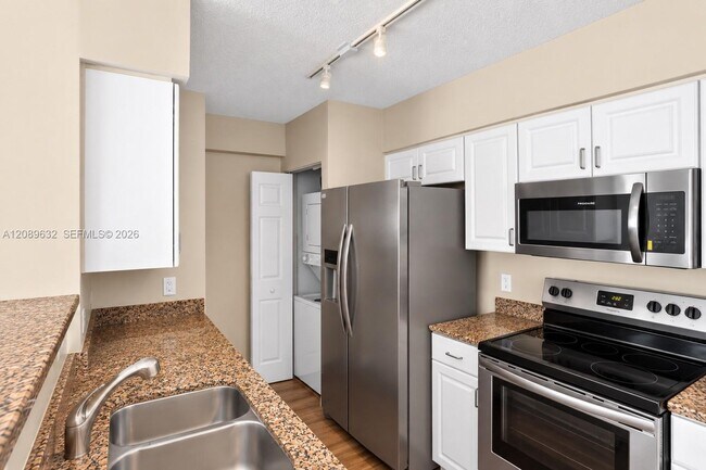 Building Photo - 1155 Brickell Bay Dr