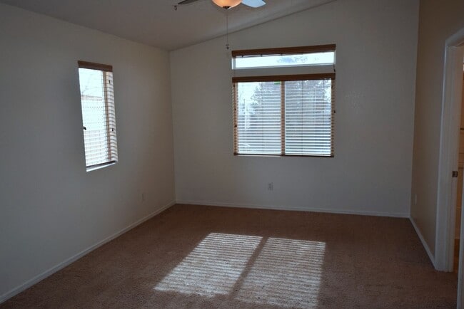 Building Photo - 2BR Plus Bonus Room in the NW!