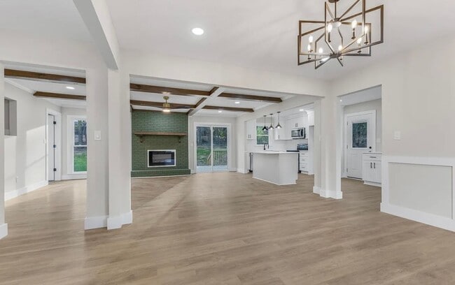 Building Photo - Move in Ready Stunning 4/3 Close To Everything In Greenville!